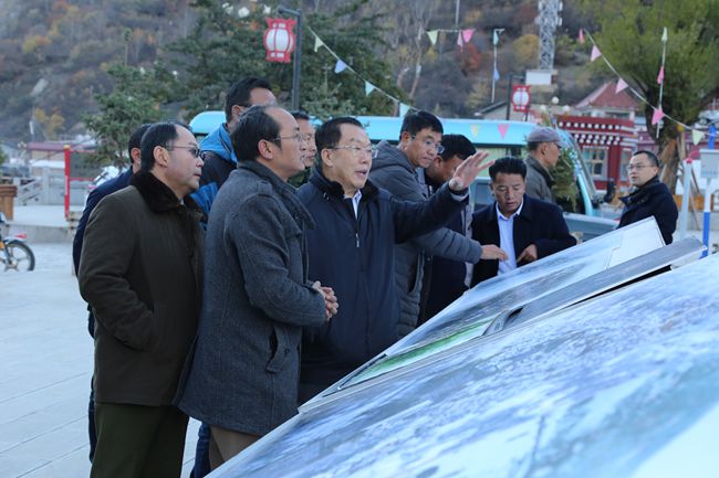 11、張學(xué)武董事長(zhǎng)考察迪慶州阿墩子古城規(guī)劃建設(shè)情況_副本.jpg