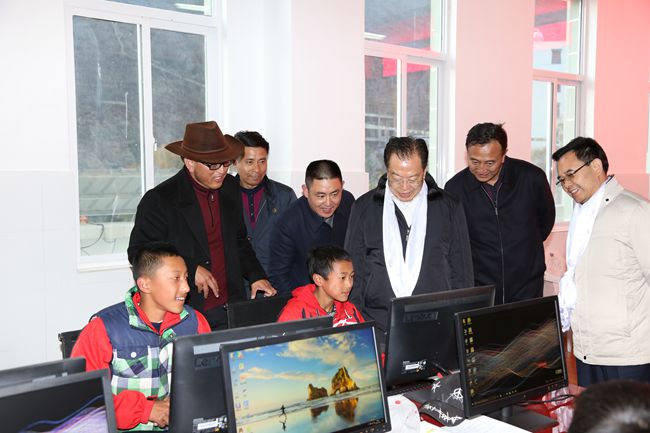 10、張學(xué)武董事長(zhǎng)一行在集團(tuán)捐助的德欽縣“希望之星”電腦室考察，并饒有興致地教授學(xué)生使用搜索引擎_副本.jpg